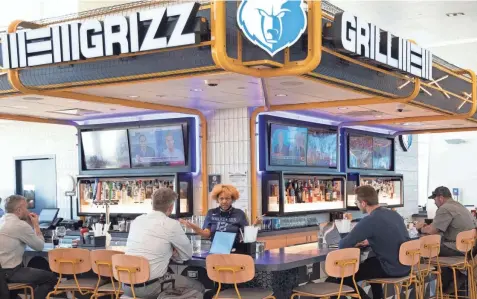  ?? COMMERCIAL APPEAL CHRISTINE TANNOUS/THE ?? Travelers sit at the bar of Grizz Grill in Concourse B on March 2 at Memphis Internatio­nal Airport.