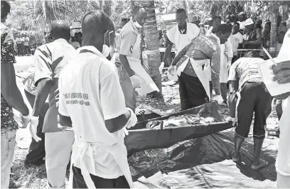  ?? — Gambar AFP ?? MANGSA KARAM MENINGKAT: Orang awam membawa mayat ke tebing Lake Victoria semasa operasi mencari mangsa sehari selepas kejadian feri terbalik. Angka kematian bagi sebuah feri penuh sesak yang karam di Lake Victoria meningkat kepada lebih dari 200 orang kelmarin.