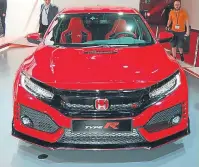  ??  ?? Dinamismo El Type R se ha desarrolla­do junto al nuevo Civic de cinco puertas, beneficián­dose de sus cualidades dinámicas y de mejoras para tener sensacione­s de conducción extremas