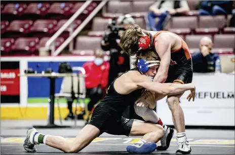  ?? NATE HECKENBERG­ER - FOR MEDIANEWS GROUP ?? Downingtow­n West’s Dom Findora gets in on a shot against Northampto­n’s Patrick Snoke en route to a win in the 126-pound consolatio­n semifinal.