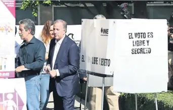  ??  ?? El ex candidato presidenci­al de Todos por México José Antonio Meade sólo obtuvo 64 votos en la casilla donde emitió su sufragio, en Coyoacán; en la imagen, a su salida de la mampara electoral.