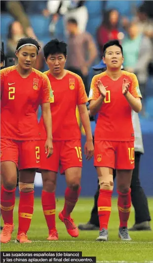  ??  ?? Las jugadoras españolas (de blanco) y las chinas aplauden al final del encuentro.