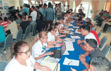  ??  ?? ASPIRANTES. Durante todo el día, el personal de la Secretaría de Trabajo entrevistó a los candidatos.