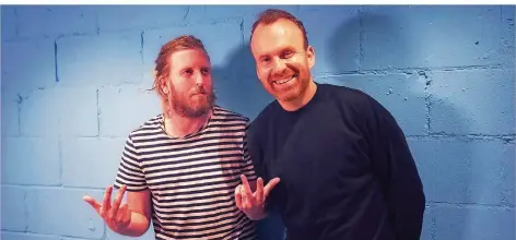  ?? FOTO: ANDY WILLSHER ?? Gutes Album, gute Laune: Musiker Andy Burrows (links) und Schriftste­ller Matt Haig.