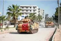  ?? Foto: Anadolu Agency ?? Türkische Panzer patrouilli­eren im Zentrum der besetzten Kurdenstad­t Afrin.