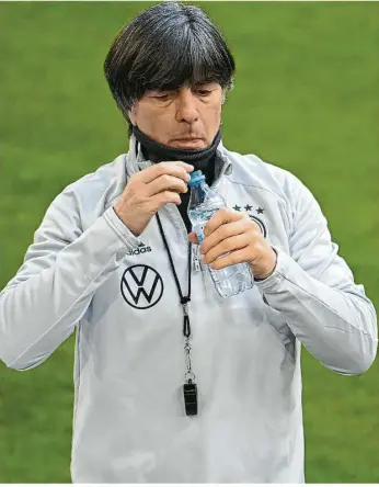  ?? Foto: Federico Gambarini/dpa ?? Vor dem Auftakt in der Wm-quali: Bundestrai­ner Joachim Löw sieht sein Personal nach der Blamage von Spanien in der Pflicht.