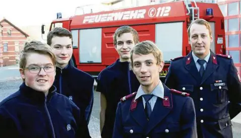  ??  ?? Fünf neue Mitglieder hat die Einsatzabt­eilung der Freiwillig­en Feuerwehr Kahla (von links): Paul Manß, Ramon Wagner, Lukas Hurt (alle drei aus der Jugendfeue­rwehr) sowie Roy Freiberg und Alexander Schmidt. Foto: Katja Dörn