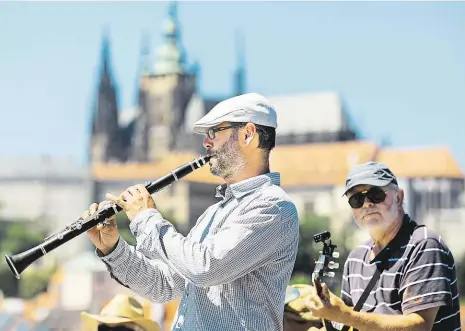  ?? Foto: Yan Renelt, MAFRA ?? Hudba pod Hradem Nejvíce problémů s hudebníky a dalšími umělci v ulicích měla Praha 1. Strážníci tam řešili během uplynulého roku 309 případů. Vyhlášku si městská část pochvaluje. „Počet stížností se dramaticky snížil,“říká starosta jedničky Oldřich...