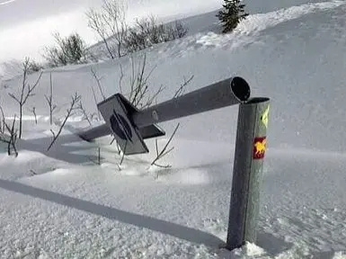  ?? ?? Vandalizza­to L’autovelox di Passo Giau segato alla base e crollato sulla neve fresca in Val di Zoldo