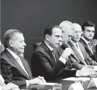  ?? Governo do Estado de SP ?? O governador João Doria (PSDB), ao lado do presidente do conselho de administra­ção da Caoa, Carlos Alberto Oliveira Andrade, em coletiva sobre a Ford