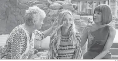  ?? D. S. ?? Julie Walters y Christine Baranski arropan a Amanda Seyfried en esta secuela de ‘Mamma Mia!’.