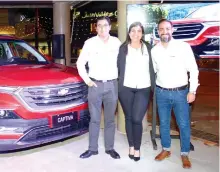  ??  ?? Presentes.
Nelson Cabrera, brand manager de Chevrolet en Bolivia, Eliana Vargas y Rodolfo Camacho junto a la New Captiva.
