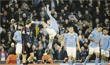  ?? FOTO: LA PRESSE ?? Haaland no tuvo descanso El delantero noruego celebró así el gol que cerró el marcador en el añadido de la primera parte