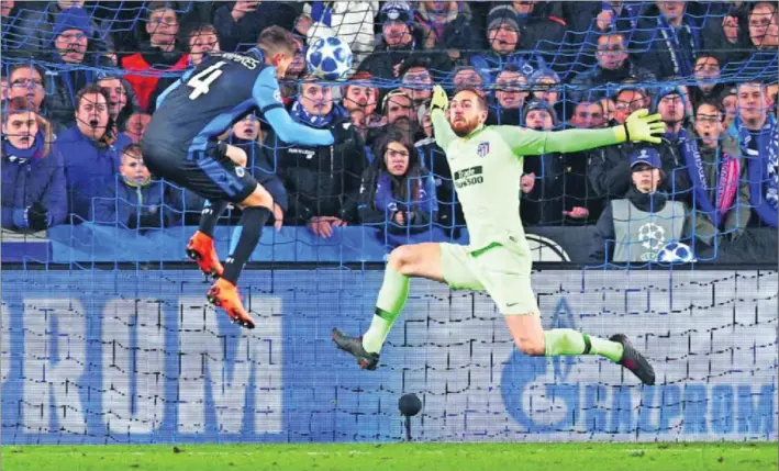  ?? / FRANCOIS LENOIR (REUTERS) ?? Oblak vuela para detener el cabezazo de Peres, ayer en el Brujas-Atlético.