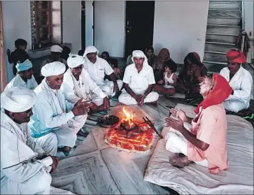  ??  ?? RESIDENTS gather for evening prayers at a fellow Bishnoi’s home in Guda Vishnoiyan village near Jodhpur.