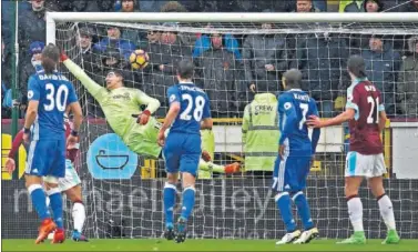  ??  ?? GOLAZO. Brady marcó de falta este gran gol que supuso el empate final entre Burnley y Chelsea.