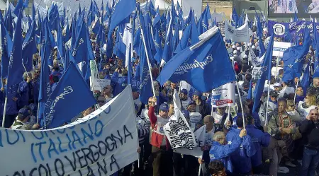  ??  ?? La piazza del 2014 Il 18 febbraio le associazio­ni di categoria portarono in piazza del Popolo a Roma 60 mila persone