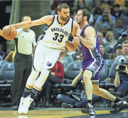  ?? NELSON CHENAULT / USA TODAY SPORTS ?? Grizzlies center Marc Gasol drives against Sacramento Kings center Kosta Koufos during the first quarter at FedExForum on Friday. Gasol finished with 28 points and nine rebounds in Memphis’ 107-91 victory.