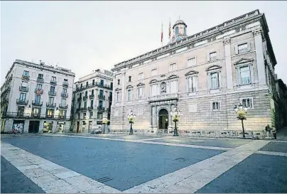  ?? ANDREU DALMAU / EFE ?? Aspecto de la plaza Sant Jaume en la madrugada del sábado