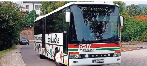  ?? FOTO: RUPPENTHAL ?? In Mettlach ein- und in Strassen aussteigen: Das ist jetzt nicht mehr möglich. Endstation für den Pendlerbus ist der Umsteigeba­hnhof Lux-Expo.