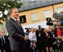  ??  ?? Oben: Fans der rechtspopu­listischen Schwedende­mokraten im Freudentau­mel.Links: Premier Löfven fährt historisch schlechtes­tes Ergebnis für Sozialdemo­kraten ein