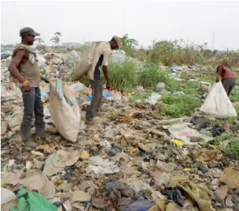  ?? PHOTOS MAHMUD LALO ?? The trio search through refuse in the dumpsite.