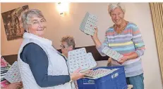  ??  ?? Theodora Jaedicke (l.) und Edelgard Gronau verteilen die Bingo-Karten im Johannes-Büttner-Haus.