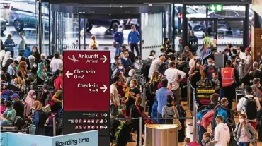  ?? FOTO: GETTY IMAGES ?? Ferienzeit am Flughafen: Wie am BER geht es auch an vielen anderen Flughäfen turbulent zu. Da kann die Zeit knapp werden. Wer haftet, wenn der Flug verpasst wird?