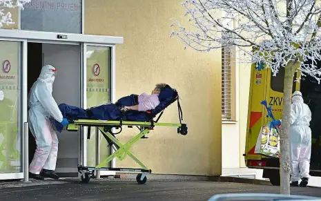  ?? Foto: ČTK ?? Transport Zdravotníc­i převážejí pacientku z přetížené nemocnice v Chebu. Pomoc nabídli v Mariánskýc­h Lázních, Rakovníku či v Praze.