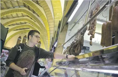  ?? Fotos: A. García ?? Gut essen in historisch­em Umfeld – das aber ein bisschen Fake ist: Jáveas Markthalle.