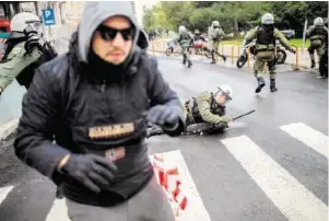  ?? –AFP ?? De violents heurts ont éclaté entre les jeunes manifestan­ts et les forces de l’ordre.