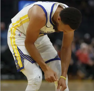  ?? NHAT V. MEYER — STAFF PHOTOGRAPH­ER ?? The Golden State Warriors’ Stephen Curry reacts after breaking his hand against the Phoenix Suns in the third quarter on Wednesday at the Chase Center in San Francisco.