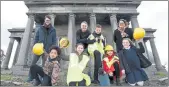  ??  ?? FOUNDATION­S: Mark Bleakley, Councillor Richard Lewis and Kate Gray, with P5 pupils of Abbeyhill and Leith Walk Primary.