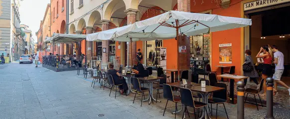  ??  ?? In Centro
Via Oberdan è una di quelle strade dove i tavolini si sono moltiplica­ti, con l’ampliament­o dei dehors. In altre vie o piazze, invece, i dehors temporanei sono spuntati là dove si riusciva a ritagliare dello spazio utile, come sulle strisce blu destinate ai parcheggi oppure sotto i portici