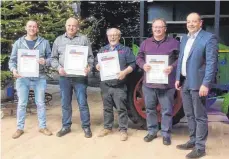  ?? FOTO: FIRMA DUFFNER ?? Karl Josef Duffner (rechts) dankt Karl Johannes Deppler, Manfred Matheis, Josef Würtele und Peter Manz (von links).