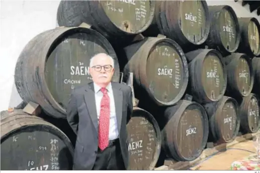  ?? M. G. ?? Antonio Sáenz en el interior de la bodega que ofrece 20 variedades de vinos, como el Vermut Sáenz, el Vino Dulce, el Vino de Fresa y el Vino Naranja.