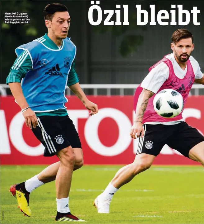  ??  ?? Mesut Özil (l., gegen Marvin Plattenhar­dt) kehrte gestern auf den Trainingsp­latz zurück.