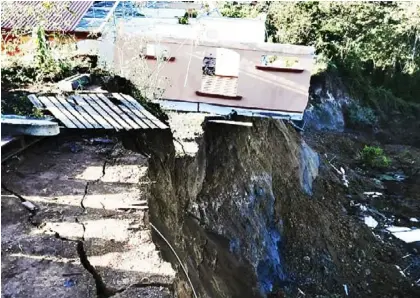  ?? FOTO SUMINISTRA­DA POR ALFONSO QUESADA ?? Por lo menos 17 familias están en riesgo en San Vito de Coto Brus, pues la cantidad de lluvia caída en la zona sur ha falseado algunas laderas. El municipio les solicitó trasladars­e.