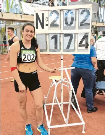  ?? Foto: Johann Eibl ?? Luisa Tremel ist 1,73 Meter groß. Bei den bayerische­n Meistersch­aften überflog die 15 Jährige vom TSV Gersthofen ihre eigene Körpergröß­e und holte sich mit 1,74 Metern den Titel im Hochsprung.