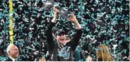  ?? TIMOTHY A. CLARY/AFP PHOTO ?? AKHIRNYA: Quarterbac­k Philadelph­ia Eagles Carson Wentz merayakan kemenangan timnya pada Super Bowl LII kemarin.