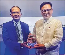  ?? ?? Muntinlupa Mayor Ruffy Biazon receiving the award for the city for climate change policies in South Korea (Photos from Muntinlupa PIO)