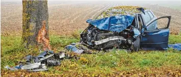  ?? Foto: Karl Aumiller ?? Tödliche Verletzung erlitt ein junger Mann bei einem schweren Unfall am Samstagmor­gen. Zwischen Binswangen und Höchstädt prallte er mit seinem Wagen gegen einen Baum.