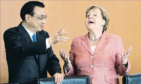  ?? FERDINAND OSTROP / AFP ?? La canciller alemana, Angela Merkel, y el primer ministro chino, Li Keqiang, charlando distendida­mente ayer en Berlín