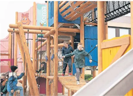  ?? FOTOS: WUNDERLAND KALKAR ?? Der neue Spielplatz mit Kletterger­üsten und Rutschen wurde von den Besuchern bei der Eröffnung am Freitag direkt gut angenommen.