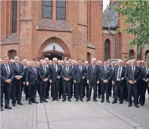  ?? FOTO: CHOR ?? Der Männerchor bei einem der Höhepunkte im Vereinsjah­r: vor der Ev. Stadtkirch­e St. Katharinen in Schwedt.