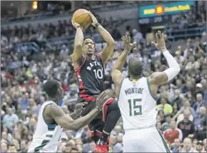  ??  ?? DeMar DeRozan van Toronto Raptors doet alles om langs Milwaukee Bucks’ Greg Monroe te gaan. (Foto: Nusport)