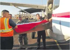  ??  ?? El féretro fue transporta­do en un avión de la Fuerza Aérea.