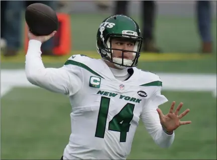  ?? CHARLES KRUPA - STAFF, AP ?? New York Jets quarterbac­k Sam Darnold rolls out to pass against the New England Patriots in the first half of an NFL football game in Foxborough, Mass., in this Sunday, Jan. 3, 2021, file photo.