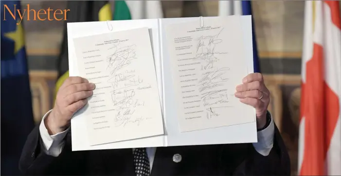  ?? FOTO: TIZIANA FABI/LEHTIKUVA/AFP ?? UNDERTECKN­AT. Europaparl­amentets talman Antonio Tajani visar upp den underteckn­ade deklaratio­nen i Rom.