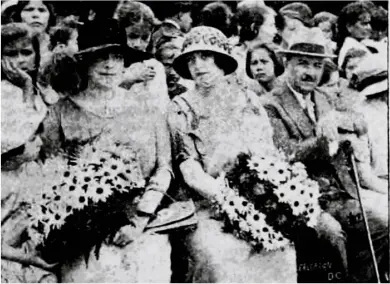  ?? ?? Ministro plenipoten­ciario de México Sr. Eduardo Ruíz y su esposa,durante la inauguraci­ón de Barrio
México. DIARIO DEL COMERCIO, N.º 935, 24 DE OCTUBRE, 1923.